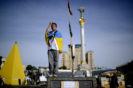 VOTACIN. Un ucraniano reza en una plaza de Kiev, la capital de Ucrania.