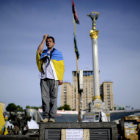 VOTACIN. Un ucraniano reza en una plaza de Kiev, la capital de Ucrania.