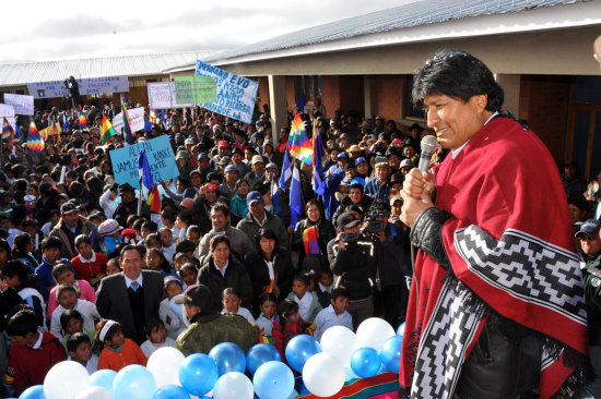 PRESENCIA. El presidente Evo Morales estuvo en la comunidad de Sajlina, donde entreg una unidad educativa.