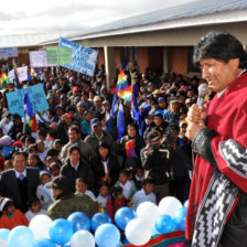 PRESENCIA. El presidente Evo Morales estuvo en la comunidad de Sajlina, donde entreg una unidad educativa.