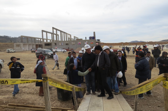 INSPECCIN. El Presidente observ el avance de obras en el nuevo aeropuerto el jueves.