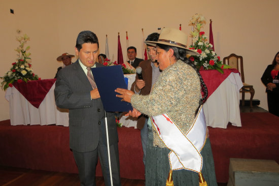 EMOCIN. Juan Antonio Loayza recibe la distincin de la Asamblea Departamental.