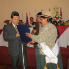 EMOCIN. Juan Antonio Loayza recibe la distincin de la Asamblea Departamental.