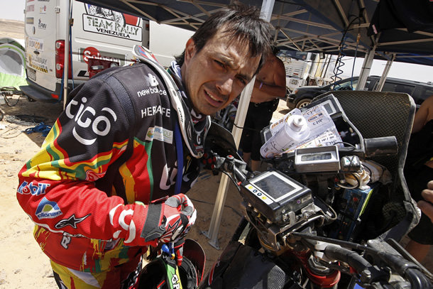 El piloto boliviano sufri un percance con su moto que lo perjudic.