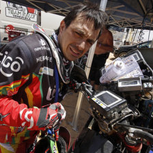 El piloto boliviano sufri un percance con su moto que lo perjudic.