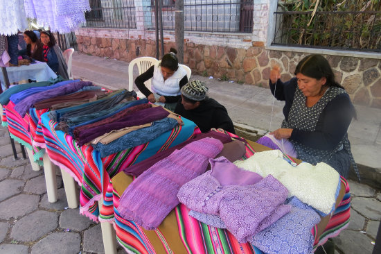 EMPRENDEDORES. Las confeccionistas de polleras instalaron ayer su feria en la zona de El Reloj, donde adems ofrecen blusas y mandiles. Al lado, el Festival del Chocolate que sigue hoy en el Centro Empresarial CAINCO Chuquisaca.