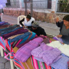 EMPRENDEDORES. Las confeccionistas de polleras instalaron ayer su feria en la zona de El Reloj, donde adems ofrecen blusas y mandiles. Al lado, el Festival del Chocolate que sigue hoy en el Centro Empresarial CAINCO Chuquisaca.