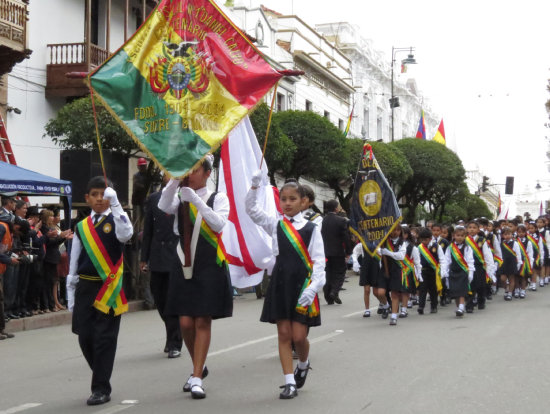 CELEBRACIN. Los estudiantes de colegios demostraron su civismo en el desfile.