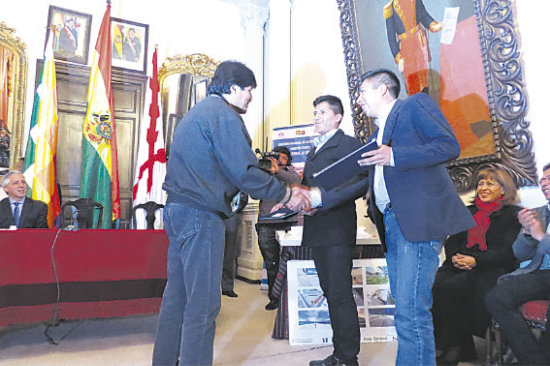 CONCURSO. El presidente Evo Morales entreg el primer premio a los ganadores del concurso.