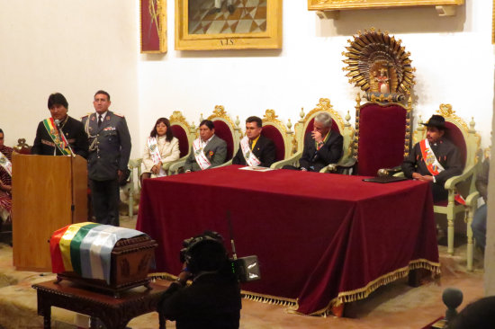 Homenaje. El presidente Evo Morales se dirije a las autoridades e invitados que acudieron a la sesin de la Asamblea Departamental.