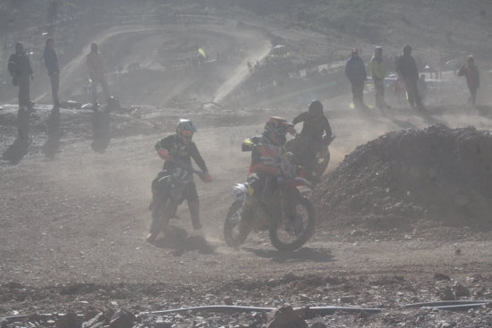 El chuquisaqueo Jos Luis Roncal (11) logr el tercer lugar en la categora Mster; abajo, Jomar Solano (4), de Cliza, le saca ventaja a Mario Veizaga (58), de Montero, en la categora 250 cc.