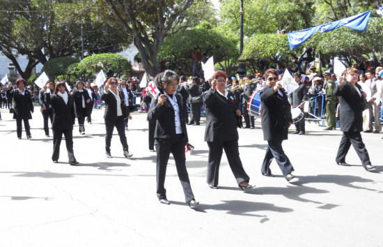 CELEBRACIN. La poblacin demostr su fervor cvico en el desfile que pas por el frontis de la Casa de la Libertad.