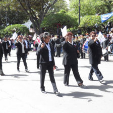 CELEBRACIN. La poblacin demostr su fervor cvico en el desfile que pas por el frontis de la Casa de la Libertad.