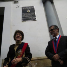 DISTINCIN. La Universidad coloc una plaqueta en la fachada de su casa natal.