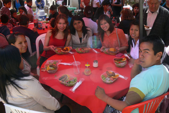 GASTRONOMA. Familias enteras acudieron a la Feria del Chorizo Chuquisaqueo, que se realiz ayer en inmediaciones del Teatro al Aire Libre.