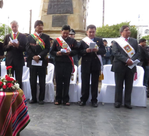 AUTORIDADES. El presidente Evo Morales, el gobernador Esteban Urquizu y el alcalde Moiss Torres, entre otras autoridades, durante los actos de ayer.