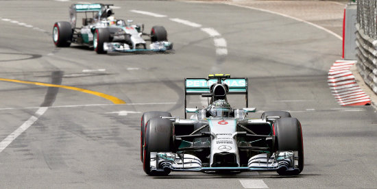 El alemn Nico Rosberg (d) y el britnico Lewis Hamilton, ambos de la escudera Mercedes, lograron el primer y segundo lugar de la carrera, respectivamente.