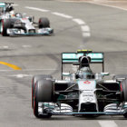 El alemn Nico Rosberg (d) y el britnico Lewis Hamilton, ambos de la escudera Mercedes, lograron el primer y segundo lugar de la carrera, respectivamente.