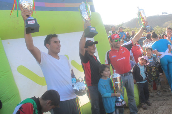 Freddy Herboso (c) logr el ttulo en las categoras Mster de Cross (i) y Enduro; abajo, Jos Luis Roncal (d) fue uno de los nicos chuquisaqueos en subir al podio.