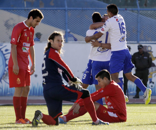 La desazn de los jugadores de Guabir en la derrota ante San Jos; abajo, Oscar Daz le dio la victoria y salv del descenso directo a Aurora.