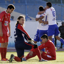 La desazn de los jugadores de Guabir en la derrota ante San Jos; abajo, Oscar Daz le dio la victoria y salv del descenso directo a Aurora.