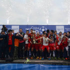 Los jugadores y cuerpo tcnico de Universitario celebran con la copa de campen del Torneo Clausura, logrado ayer, en el estadio Samuel Vaca Jimnez, de Warnes.