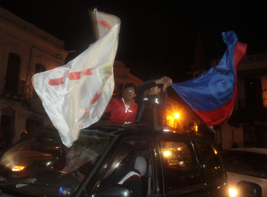 Las banderas de Chuquisaca y Universitario  amearon en el festejo capitalino.