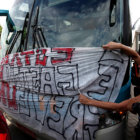 Las protestas en Brasil se enfatizaron con el inicio del trabajo de la seleccin carioca; abajo, el delantero Fred firma la polera de un aficionado.