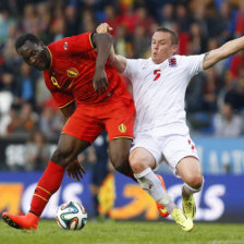 Romelu Lukaku (i) marc tres goles en el triunfo de Blgica.