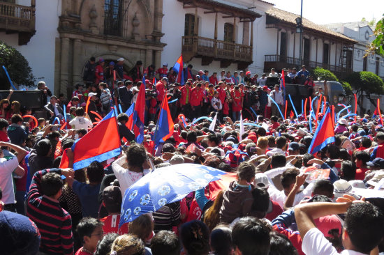 La gente de Sucre se volc a las calles, el aeropuerto y la plaza 25 de mayo para homenajear al club Universitario, que el domingo se coron campen del ftbol boliviano.