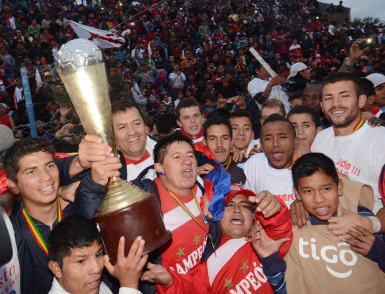 La eufora del director tcnico y los jugadores del club Universitario tras recibir el trofeo de campeones.