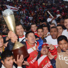 La eufora del director tcnico y los jugadores del club Universitario tras recibir el trofeo de campeones.