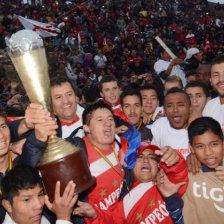 La eufora del director tcnico y los jugadores del club Universitario tras recibir el trofeo de campeones.