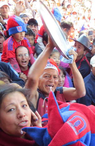 El popular Lobito no falt a la celebracin estudiantil.