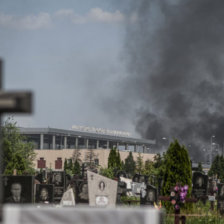 ENFRENTAMIENTOS. Una columna de humo se desprende de las instalaciones del aeropuerto de Donetsk, en Ucrania, tras los combates entre fuerzas del Gobierno y los rebeldes separatistas.