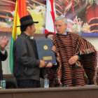 LEY. El presidente en ejercicio Álvaro García Linera promulga la ley que le autoriza al gobernador Esteban Urquizu la compra de terrenos para la Ciudadela.