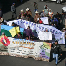 PROTESTA. Un grupo de indgenas protestan por la demora en la resolucin de sus estatutos.