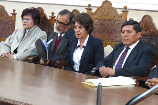 PRESENTACIN. Las nuevas autoridades Elizabeth Flores (i) y Benigno Mndez (d) junto al ex virrector Juan Hinojosa y la ex rectora Virginia Kolle.