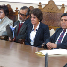 PRESENTACIN. Las nuevas autoridades Elizabeth Flores (i) y Benigno Mndez (d) junto al ex virrector Juan Hinojosa y la ex rectora Virginia Kolle.