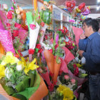 COMERCIO. Regalos, flores, tortas y más se vendieron en grandes cantidades.