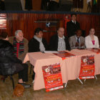 ORACIÓN. La comisión y el príncipe Charles Ndifon ayer en la conferencia de prensa.