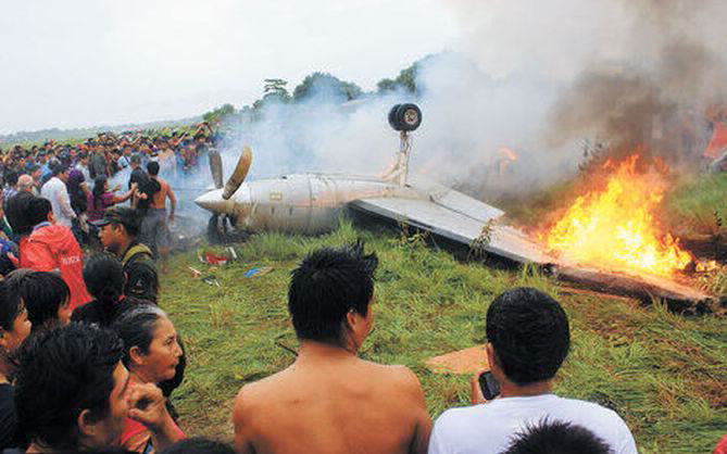 ACCIDENTE. As qued la avioneta de Aerocon tras caer al suelo en Riberalta.