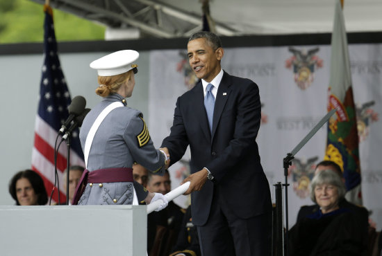 CEREMONIA. Obama entrega un diploma a una cadete de la Academia Militar de West Point.