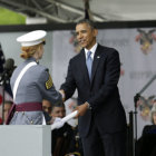 CEREMONIA. Obama entrega un diploma a una cadete de la Academia Militar de West Point.