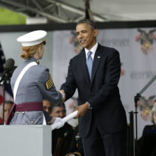 CEREMONIA. Obama entrega un diploma a una cadete de la Academia Militar de West Point.