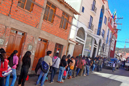 REGISTRO. Las filas continuaban ayer, a medioda, en inmediaciones del Tribunal Electoral Departamental.