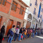 REGISTRO. Las filas continuaban ayer, a medioda, en inmediaciones del Tribunal Electoral Departamental.