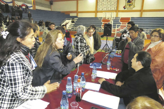 INCIDENTE. Un grupo de socios y miembros del Sindicato de COTES tomaron la testera de la asamblea.