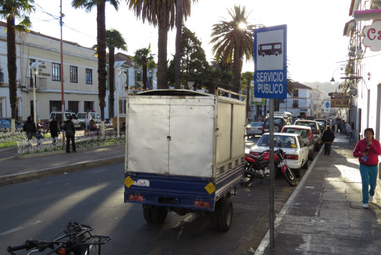 DESORDEN. Las escasas paradas momentneas de microbuses que hay en la ciudad estn ocupadas por vehculos particulares.