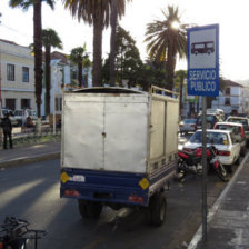 DESORDEN. Las escasas paradas momentneas de microbuses que hay en la ciudad estn ocupadas por vehculos particulares.